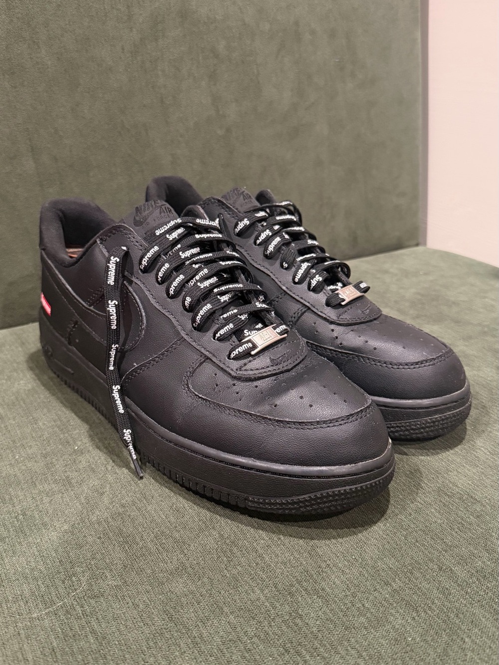Men’s Nike x Supreme Low-Top Sneakers Size 10